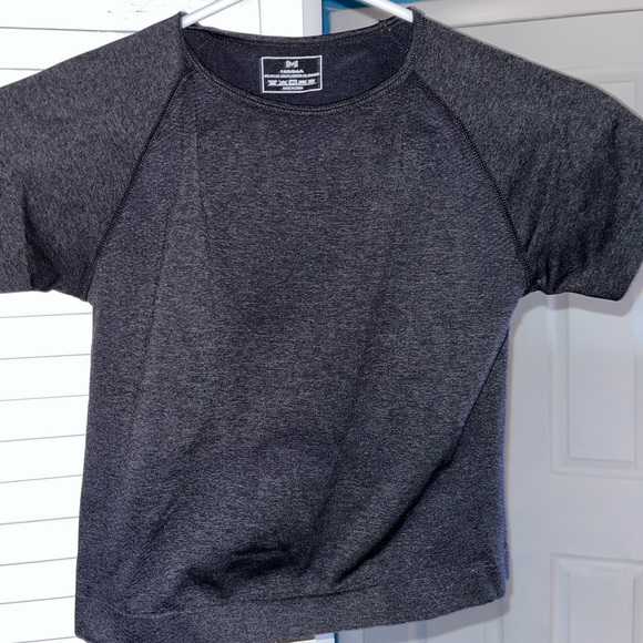 4 working out shirts for women that are great and have gorgeous colors. - Picture 2 of 7